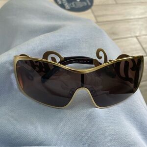 I am trying to sell a pair of D&G sunglasses mint condition asking $300